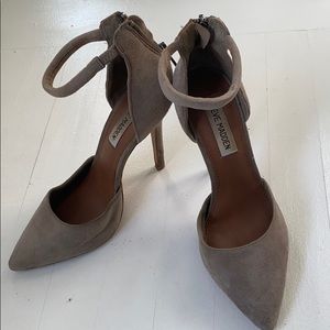 Steve Madden - grey suede heels